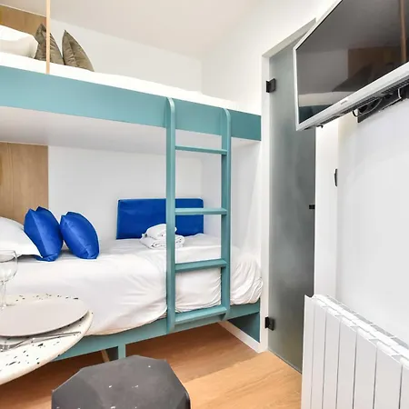 Nid Comfortable Sous Les Toits De Apartament *