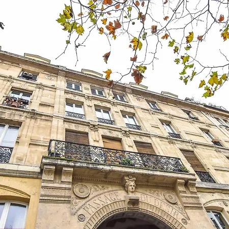 Nid Comfortable Sous Les Toits De Apartament