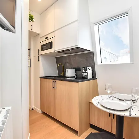 Nid Comfortable Sous Les Toits De *